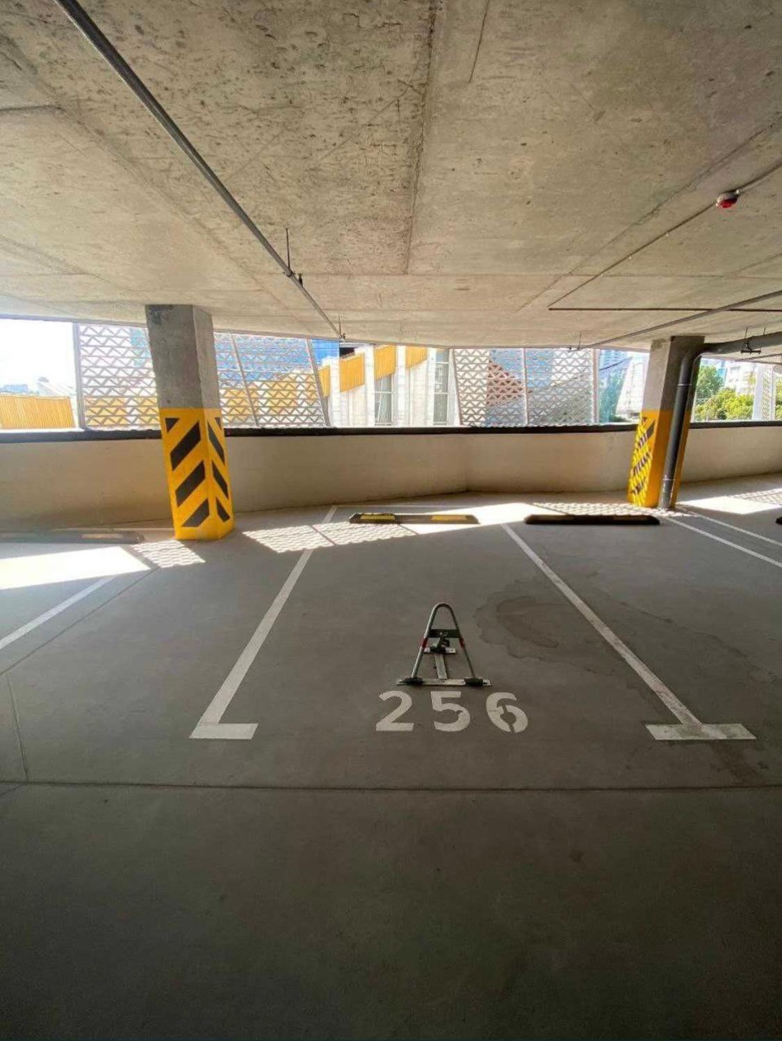 New Lesi Ukrainky Blvd And Olimpiyska And Kreshchatyk And Manhattan With Parking * Kyiv